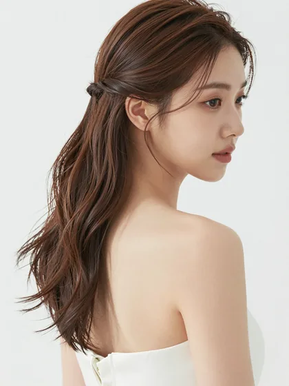 반묶음 — 위쪽만 묶고 아래는 내린 뒷모습