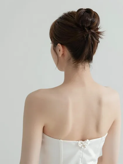 하이번 — 정수리 가까이 높게 묶은 뒷모습