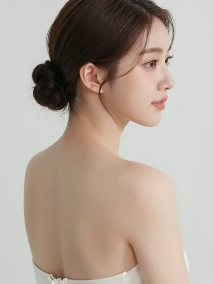 로우번 — 목 가까이 낮게 묶은 뒷모습