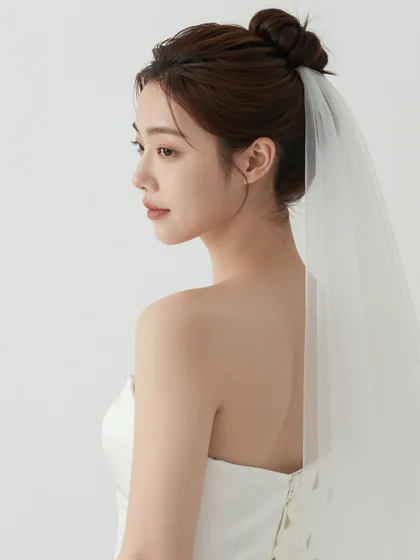 번 위 베일 — 묶은 머리 위로 덮은 베일 뒷모습