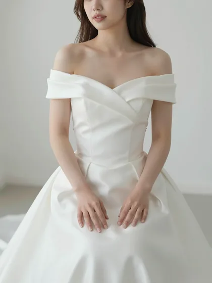 오프숄더 — 어깨를 드러내고 팔 위에 걸치는 상체 가까이